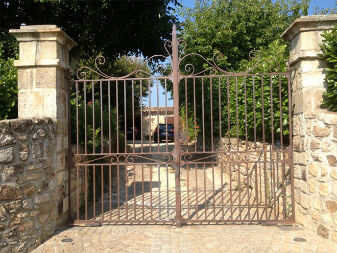 Portail et portes en ferronnerie metallerie en ardeche méridionale Sud